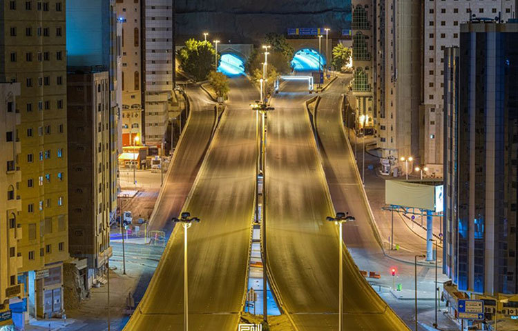 দিন-রাত ব্যস্ত থাকা এই রাস্তাটিতে কোনো গাড়ি নেই।