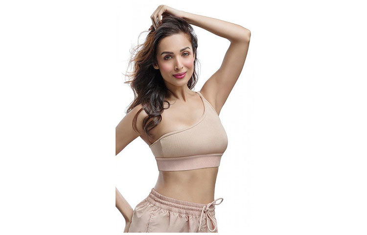 মালাইকার বয়স এখন ৪৬ বছর। এই বয়সেও তিনি তরুণ প্রজন্মের ভক্তদের কাছে ভালো লাগার নায়িকা।