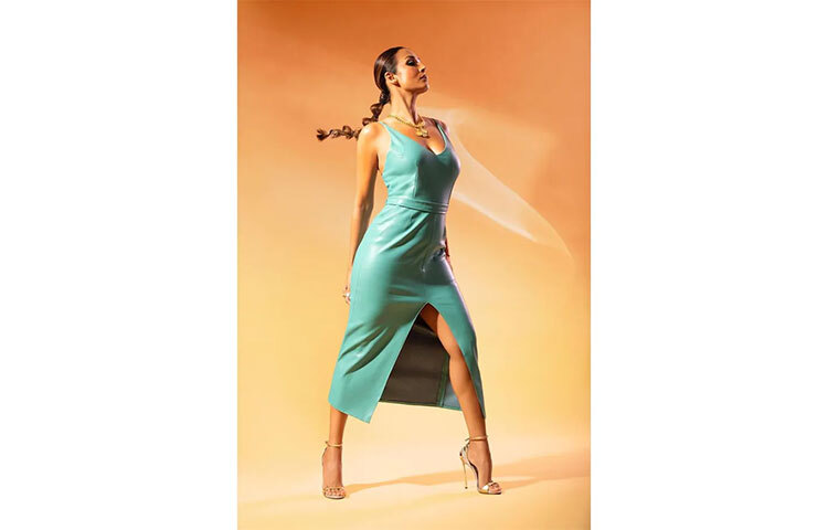 নীল লেদার পোশাকে মালাইকার রূপ। ছবি: সংগৃহীত