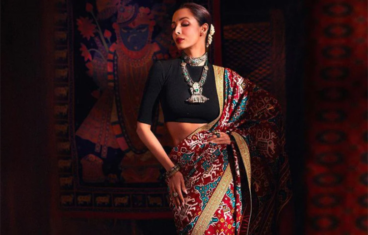 ছাপা ছাপা শাড়ি ও কালো ব্লাউজে মালাইকা। ছবি: সংগৃহীত