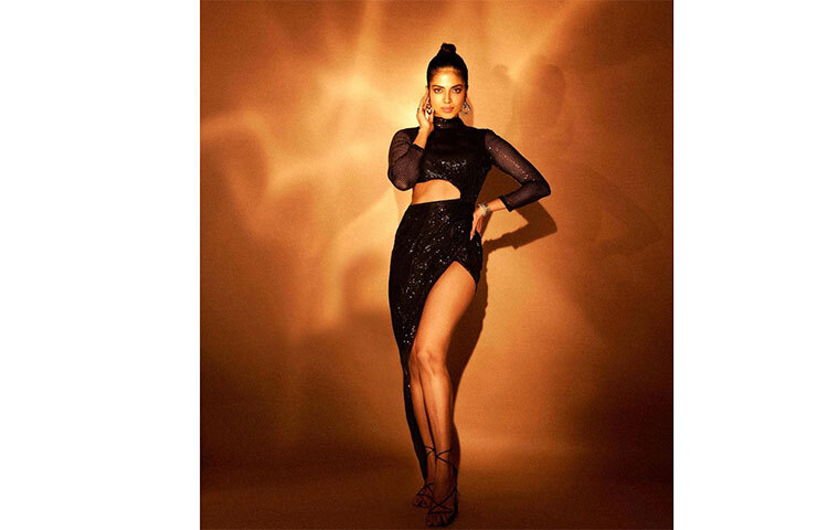 কালো কাট আউট ড্রেসে আবেদনময়ী মলবিকা। ছবি: সংগৃহীত