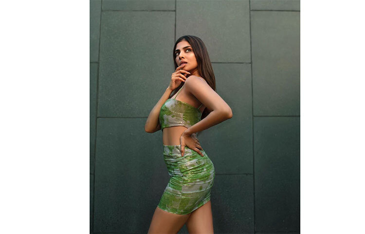 খোলাচুলে মালবিকা। ছবি: সংগৃহীত