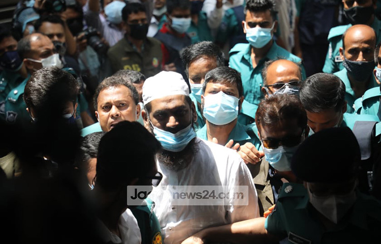 রাজধানীর মোহাম্মদপুর থানা এলাকায় নাশকতার অভিযোগে করা মামলায় মামুনুল হকের ৭ দিনের রিমান্ড মঞ্জুর করেছেন আদালত। ছবি: মাহবুব আলম