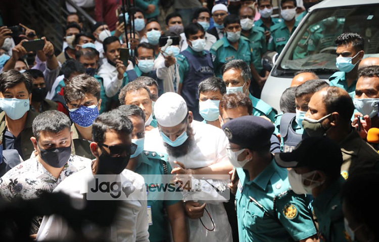 অপরদিকে মামুনুলের আইনজীবী তার রিমান্ড বাতিল চেয়ে জামিনের আবেদন করেন। উভয় পক্ষের শুনানি শেষে ঢাকা মহানগর হাকিম দেবদাস চন্দ্র অধিকারী তার জামিন আবেদন নামঞ্জুর করে ৭ দিনের রিমান্ড মঞ্জুর করেন। ছবি: বিপ্লব দিক্ষিৎ