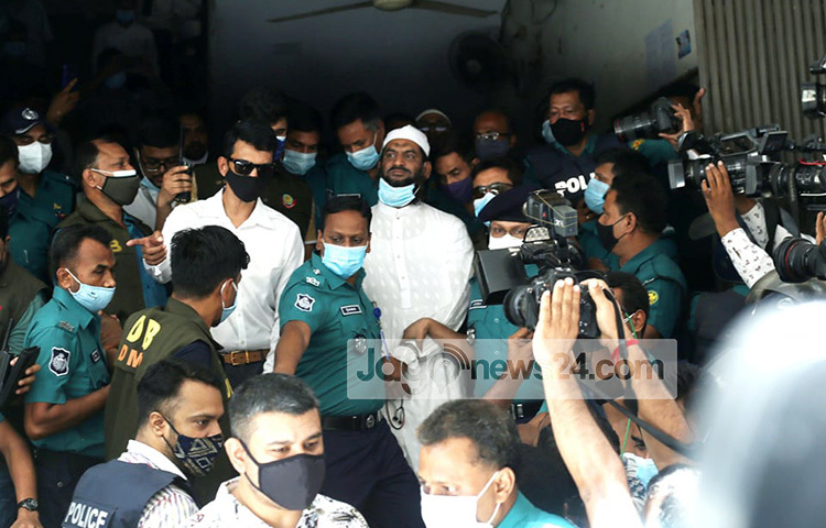 আসামিপক্ষের আইনজীবী সৈয়দ মো. জয়নুল আবেদীন মেসবাহ জানান, আসামি নিজেই আদালতকে বলেছেন, গতকালই তাকে নানা বিষয়ে জিজ্ঞাসাবাদ করা হয়েছে। ছবি: বিপ্লব দিক্ষিৎ