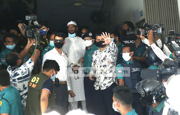 উল্লেখ্য, রোববার দুপুর ১২ টা ৫০ মিনিটের দিকে মোহাম্মদপুরের জামিয়া রাহমানিয়া আরাবিয়া মাদরাসা থেকে মামুনুল হককে গ্রেফতার করে ঢাকা মহানগর পুলিশের (ডিএমপি) তেজগাঁও বিভাগ। ছবি: বিপ্লব দিক্ষিৎ