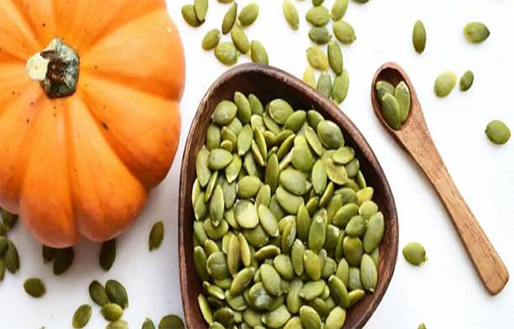 কুমড়ার বীজে রয়েছে প্রচুর পরিমাণে ফাইবার এবং প্রোটিন। চিন্তাভাবনা এবং স্মৃতিশক্তি বাড়ানোর জন্য এই পুষ্টিগুণ অত্যন্ত জরুরি। খুব বেশি মানসিক চাপ থাকলেও কুমড়ার বীজ নিয়মিত খেলে চাপমুক্ত হতে পারেন। সালাদ, ওটস বা তরকারিতে যেমন দিতে পারেন, আবার শুকনো খোলায় ভেজে খানিক নুন মাখিয়ে এমনিও মুখ চালানোর জন্য ব্যবহার করতে পারেন এগুলো। ছবি: সংগৃহীত