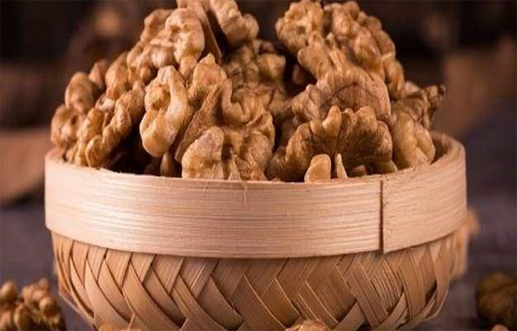 আখরোট: বয়স বাড়ার সঙ্গে যে ধীরে ধীরে মানুষের স্মৃতিশক্তি লোপ পায়, তা খানিকটা রুখতে পারে আখরোট। তাই এই ড্রাই ফ্রুট থাকলে চিন্তার কোনো কারণ নেই। এটি নিয়মিত খেলে মস্তিষ্ক সচল থাকবে দীর্ঘদিন। ছবি: সংগৃহীত