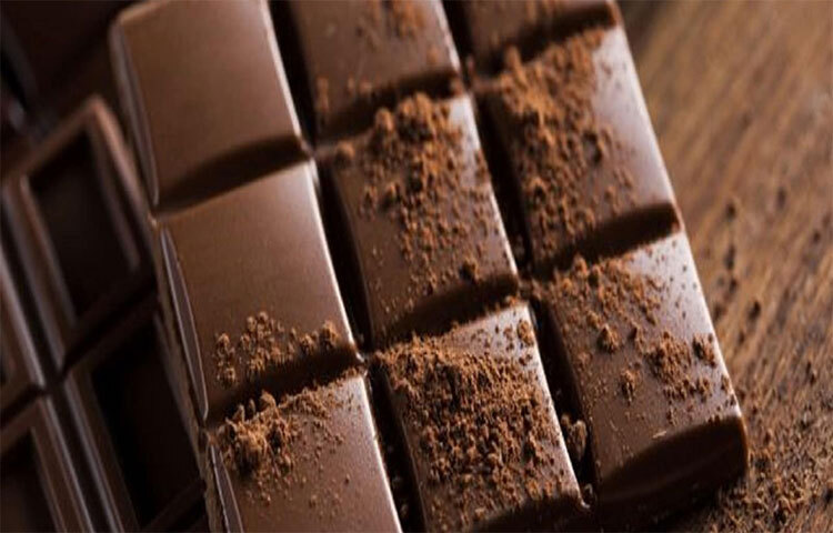 মানসিক চাপ কমানো, অবসাদ দূর করা এবং স্মৃতিশক্তি বাড়াতে সাহায্য করে ডার্ক চকলেট। নিয়মিত এক টুকরো করে খাঁটি ডার্ক চকোলেট যদি রাতে খেতে পারেন, তাহলে উপকার পাবেন। এই জাতীয় চকলেট বার্ধক্য আটকাতেও কার্যকর। ছবি: সংগৃহীত