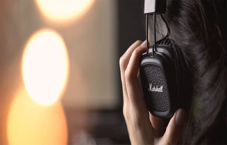 গান শুনলে স্মৃতিশক্তি বাড়ে। এটি প্রমাণিত। অনেক সময়ই আমরা অনেক কিছু মনে রাখতে পারি না। গানের কথা মনে থাকে। ফলে গান শুনুন, ভালো থাকুন। ছবি: সংগৃহীত