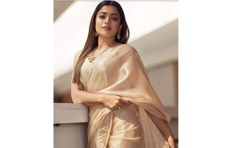 কিন্তু এই রাশমিকাকেই কম হেনস্থা ভোগ করতে হয়নি! দিনের পর দিন কটাক্ষের কারণে রাশমিকা মানসিক অবসাদে ভুগতে শুরু করেন। ছবি: সংগৃহীত