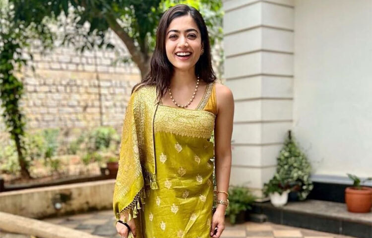 সাবেকী সাজে ক্যানডিড মুহূর্তে রাশমিকা। ছবি: সংগৃহীত