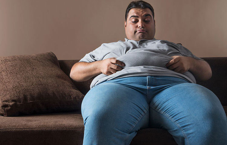 আমে ভিটামিন সি ও ক্যালোরি দুইয়ের পরিমাণই যথেষ্ট থাকে। মাঝারি সাইজের আমে থাকে ১৩৫ ক্যালোরি। কিন্তু যারা ওবেসিটির সমস্যায় ভুগছেন এবং ওজন কমানোর চেষ্টা করছেন, তাদের পক্ষে এই কারণেই আম ক্ষতিকারক হয়ে উঠতে পারে। তাই পরিমাণ বুঝে আম খান।