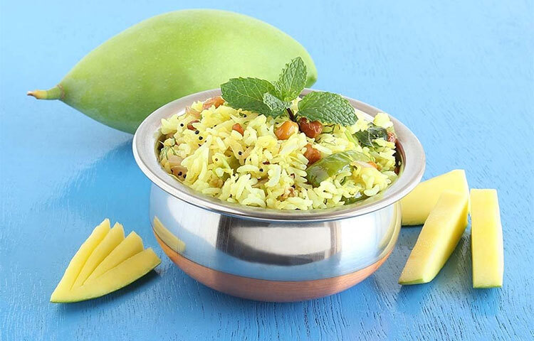 আম সালাদ: একটা বাটিতে চিনি, লবণ, লেবুর রস, তেল, কাসুন্দি (না থাকলে এক চামচ সর্ষে বাটা দিলেও হবে), কাঁচা মরিচ ভালো করে চামচ দিয়ে মিশিয়ে ড্রেসিং বানাতে হবে। এবার আমের খোসা ছাড়িয়ে কাটতে হবে সরু সরু করে। শসা, পেঁয়াজ, টমেটো, ক্যাপসিকামও একইভাবে সরু সরু করে কেটে নিতে হবে। একটা পাত্রে আম, শসা, পেঁয়াজ, টমেটো, ক্যাপসিকাম, ধনে পাতা নিয়ে তার উপরে ড্রেসিং ছড়িয়ে দিতে হবে। এবার ভালো করে মিশিয়ে নিলেই তৈরি আমের সালাদ। ছবি: সংগৃহীত