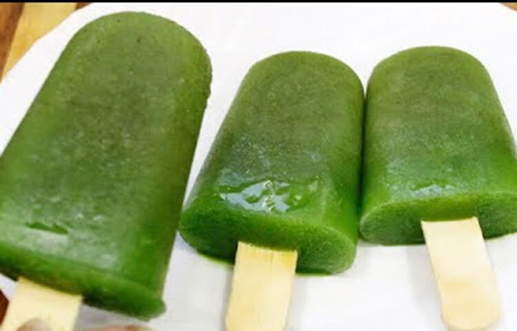 কাঁচা আমের পপসিকল: একটা ব্লেন্ডারে চিনি, কালো নুন, পুদিনা পাতা কাঁচা আমের টুকরো এবং ১-৪ কাপ পানি দিয়ে ভালো করে মেশাতে হবে। পেস্ট তৈরি হয়ে গেলে সেটা ছাঁচে ঢেলে ফ্রিজে রাখতে হবে। জমে গেলে তৈরি আমের পপসিকল। এবার ঠান্ডা ঠান্ডা পরিবেশন করলেই হলো। ছবি: সংগৃহীত