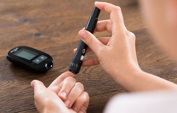 আম রক্তে চিনির মাত্রা বাড়িয়ে দেয়। এটি ফ্রুকটোজে ভরপুর। তাই যারা ডায়াবেটিসের রোগি, তাদের পক্ষে আম বড় বিপদ হয়ে দেখা দিতে পারে। ব্লাড সুগার আয়ত্তে রাখতে তাই নিয়ম-নীতি ভেঙে ও চিকিৎসকের পরামর্শ ছাড়া আম একেবারেই নয়। খেলেও নিয়ন্ত্রণ রেখে খান।