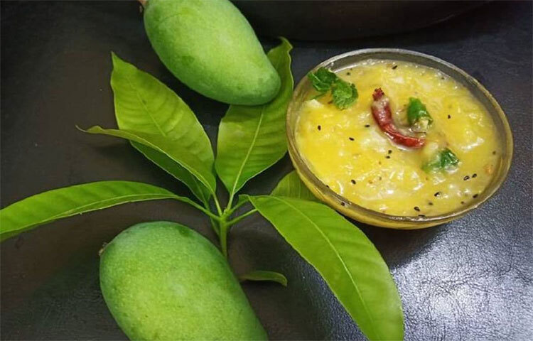 কাঁচা আমের চাটনি: কাঁচা আম ভালো করে কেটে ধুয়ে সামান্য লবণ ও হলুদ দিয়ে আমের টুকরোগুলো মেখে নিতে হবে। একটি বাটিতে কাজু বাদাম ও কিচমিচ ভিজিয়ে রাখতে হবে আগেই। কড়াইয়ে সরষের তেল গরম করে কালো সরিষা ও শুকনো কাঁচা মরিচ ফোড়ন দিয়ে আদা কুচিয়ে ওই তেলেই ছাড়তে হবে। এবার আমের টুকরোগুলো কড়াইয়ে দিয়ে অল্প ভেজে নিতে হবে। তারপর চাপা দিয়ে রাখতে হবে পানি ও চিনি দিয়ে। আম সেদ্ধ হয়ে চাটনি ফুটে ঘন হয়ে আসবে। তারপর ঢাকনা খুলে লেবুর রস ও কাজু বাদাম এবং কিচমিচ কুচি ছড়িয়ে নামিয়ে নিতে হবে কাঁচা আমের চাটনি। ছবি: সংগৃহীত