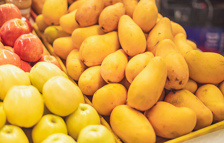 আমে রয়েছে ক্যালোরি, প্রোটিন, কার্বোহাইড্রেট, ফ্যাট, ফাইবার, সুগার, ভিটামিন-সি, কপার, ফোলেট, ভিটামিন-বি৬, ভিটামিন-এ, ভিটামিন-ই, ভিটামিন-কে, নিয়াসিন, পটাশিয়াম, রাইবোফ্ল্যাভিন, ম্যাগনেশিয়াম এবং থায়ামিনের মতো বেশ কিছু প্রয়োজনীয় উপাদান। যা শরীর গঠনে বিশেষ ভূমিকা পালন করে। ছবি: সংগৃহীত