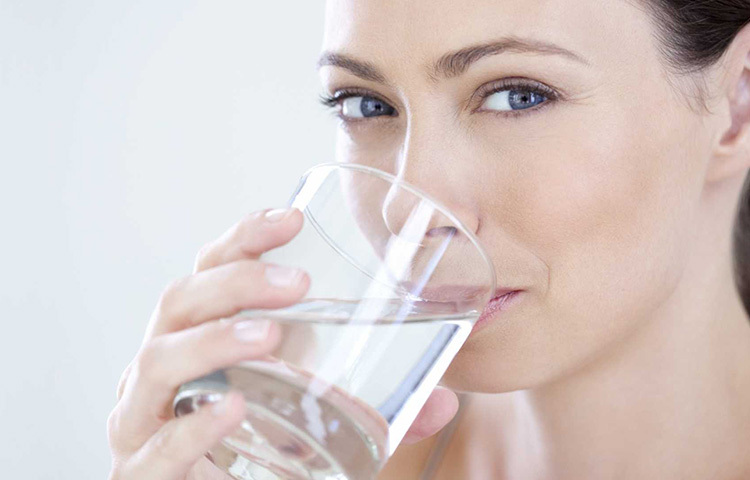 দিনে বেশি পরিমণে পানি পান করা। শরীরকে হাইড্রেটেড রাখা অত্যন্ত প্রয়োজনীয়। কাজ করার সময় তো বটেই, সারাদিনে নির্দিষ্ট পরিমাণ পানি না পান করলে শরীরে একাধিক সমস্যা দেখা দিতে পারে আর সেখান থেকে অনেক সময় মানসিক সমস্যাও তৈরি হয়। ছবি: সংগৃহীত