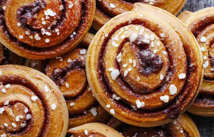 একটি সমীক্ষা থেকে জানা গেছে, মিষ্টি জাতীয় খাবার কগনিটিভ স্কিলে প্রভাব ফেলে। তাই কাজে বসার আগে বা কাজে যাওয়ার আগে মিষ্টি জাতীয় খাবার থেকে দূরে থাকা উচিত। এর বদলে সবুজ শাক-সবজি খেলে পেটও ভালো থাকবে, মানসিক চাপও হবে না। ছবি: সংগৃহীত