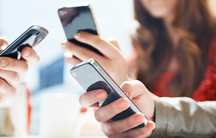 ফোনের ব্যবহার কমাতে হবে। ফোনের আলোর অর্থাৎ, রেডিয়েশনের প্রভাব চোখের উপর তো পড়েই, পরে মানসিক স্বাস্থ্যের উপরও। বেশি ফোন ঘাঁটলে ঘুম আসতে দেরি হয়। তাই এই সব বিষয় মাথায় রেখে বেশি ফোন ব্যবহার না করাই ভালো। ছবি: সংগৃহীত