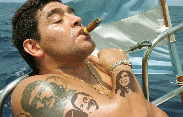 নিম্নবিত্ত পরিবারে দারিদ্র ছিল শৈশবের নিত্যসঙ্গী। ঘরে অর্থাভাব থাকলেও নামের পাশে বসে গিয়েছিল সোনার ছোঁয়া। ফুটবলে অসামান্য দক্ষতার সুবাদে দিয়েগো আর্মান্দো মারাদোনা ফ্রাঙ্কোর নাম হয়ে গিয়েছিল ‘এল পিবে দে ওরো’। স্প্যানিশ ভাষায় যার অর্থ ‘সোনার বালক’। সোনার চেয়েও উজ্জ্বল প্রতিভা পাশে ছিল আজীবন। সময়ের সঙ্গে যোগ হয়েছিল বিতর্ক এবং বর্ণ।