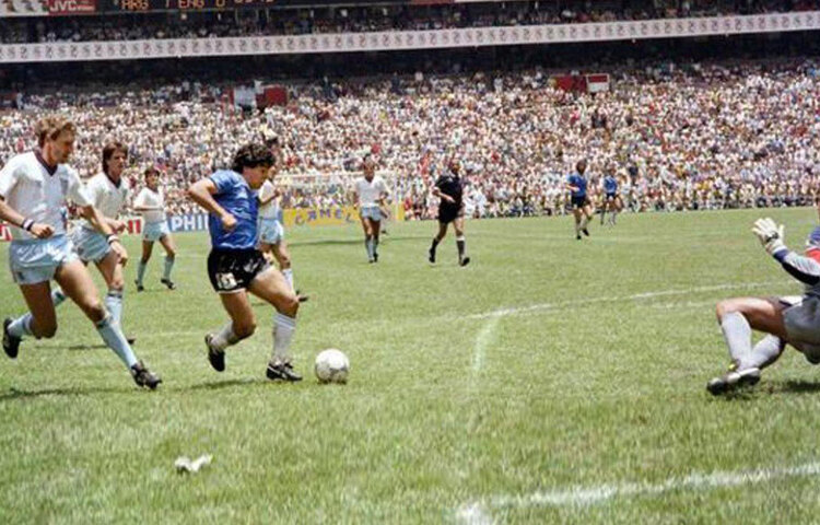 ১৯৮৬ সালের ফুটবল বিশ্বকাপ আর্জেন্টিনায় পৌঁছেছিল মারাদোনার পায়ের জাদুতে। ফাইনালে ৩-২ গোলে চূর্ণ হয়েছিল পশ্চিম জার্মানি। তার শোধ পরের ইটালি বিশ্বকাপে নিয়েছিল জার্মানরা। ফাইনালে ১-০ গোলে তাদের কাছে পরাজিত হয়েছিল ম্যারাডোনার দল।
