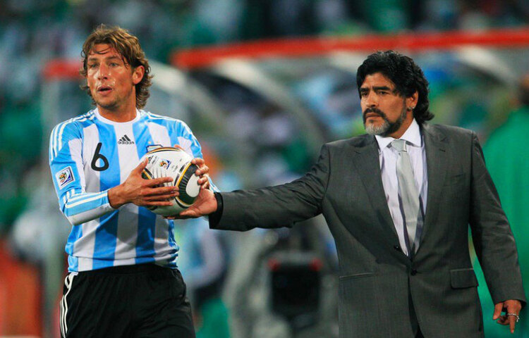 ১৯৯৪ সালে বিশ্বকাপ থেকে নাটকীয় এবং লজ্জাজনক বিদায়ের পর ম্যারাডোনা আবার ফিরেছিলেন এই প্রতিযোগিতায়। ২০১০ সালে তিনি কোচ ছিলেন আর্জেন্টিনার। আরও একবার তার জাদু দেখার জন্য অপেক্ষায় ছিলেন সারা পৃথিবীর ভক্তরা। কিন্তু এ বারও অপ্রাপ্তিই সঙ্গী হয় তার।