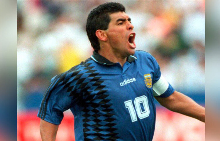 দক্ষিণ আফ্রিকার মাটিতে বিশ্বকাপের কোয়ার্টার ফাইনালে আর্জেন্টিনাকে ৪-০ গোলে চূর্ণ করে জার্মানি। এরপরে তিনি বিশ্বকাপে হাজির থেকেছেন আর্জেন্টিনার সমর্থক হয়ে। কিন্তু ১৯৮৬ সালের জাদু আর ফিরে আসেনি। বিশ্বকাপের ট্রফি ওঠেনি বুয়েনাস আইরেসগামী বিমানে।