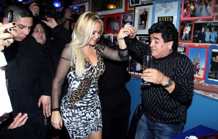 ২০০৭ সালে বুয়েনাস আইরেসের হাসপাতালে চিকিৎসা হয় হেপাটাইটিস আক্রান্ত ম্যারাডোনার। এরপর থেকে তার শরীর ও স্বাস্থ্য নিয়ে ক্রমেই গুজব ছড়াতে থাকে। রটে গিয়েছিল তার মৃত্যুর গুজবও। সে বছরই আর্জেন্টিনার এক টেলিভিশন চ্যানেলে এসেছিলেন তিনি। জানান, তিনি মদ্যপান ছেড়ে দিয়েছেন। গত আড়াই বছর স্পর্শ করেননি মাদক।