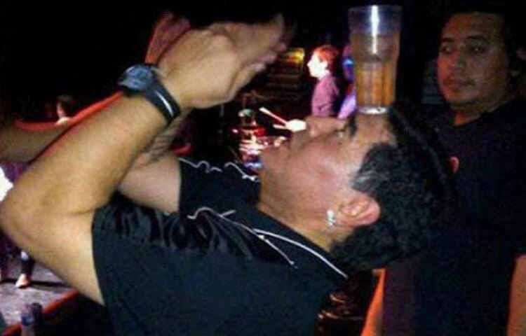 কিন্তু জীবনযাত্রায় কিছুটা নিয়ন্ত্রণ সত্ত্বেও অসুস্থতা তাকে ছেড়ে যায়নি। ছেড়ে যায়নি বিতর্কও। দর্শক হিসেবে থেকেও বিশ্বকাপে তিনিই ছিলেন বিতর্কের কেন্দ্রে। ২০১৮ সালে রাশিয়ায় ফুটবল বিশ্বকাপে নাইজেরিয়ার বিরুদ্ধে ২-১ গোলে আর্জেন্টিনার নাটকীয় জয়ে তার অশালীন আচরণ অথবা আইসল্যান্ডের বিরুদ্ধে ম্যাচে সঞ্চালকের প্রতি বর্ণবিদ্বেষমূলক মন্তব্য- সব সময়ই ম্যারাডোনা ছিলেন শিরোনামে।