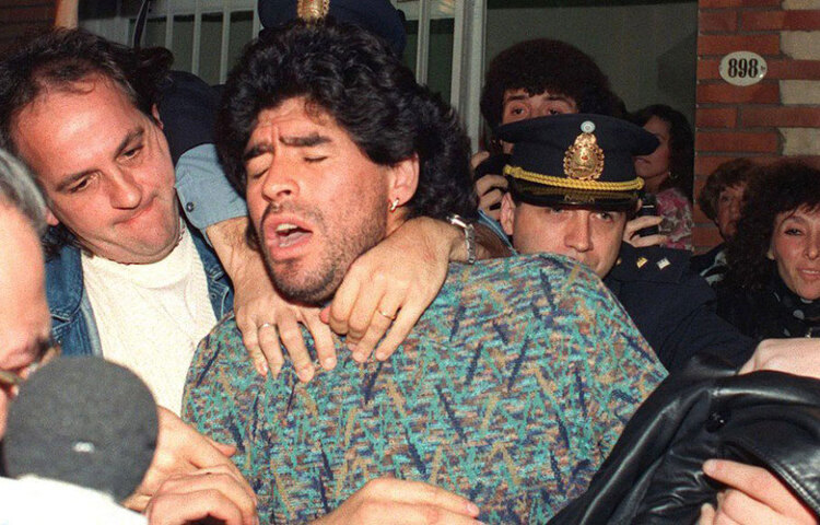 প্রকাশ্যে মেজাজও হারিয়েছেন বার বার। ১৯৯৪ সালে বুয়েনাস আইরেসে নিজের বাড়ির সামনে সাংবাদিকদের উপর গুলি চালিয়েছিলেন তিনি। তার এয়ার রাইফেলের গুলিতে আহত হন ৪ জন। ঘটনার জন্য ২ বছর ১০ মাসের কারাদণ্ড নির্ধারিত হয়েছিল তার জন্য। ম্যারাডোনার অভিযোগ ছিল, সাংবাদিকরা তার ব্যক্তিগত পরিসর বিঘ্নিত করছেন।