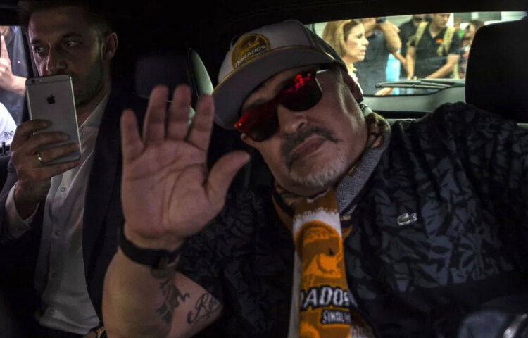 তার বদমেজাজ এবং কটূক্তির শিকার হয়েছেন সাধারণ ভক্ত থেকে লিওনেল মেসি-ও। একবার খেলায় অসুবিধে হওয়ার জন্য তিনি আঘাত করেছিলেন সমর্থকের হাতে। তার অভিযোগ ছিল, ওই সমর্থক তার পোস্টার তুলে ধরায় খেলার সময় সমস্যা হচ্ছিল।