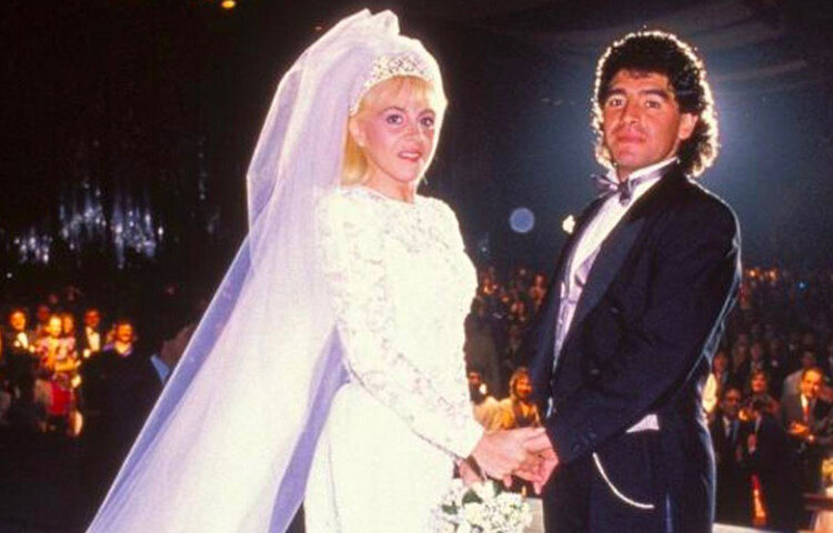 জীবনের সেই ওঠাপড়ায় পাশে থাকা স্ত্রী ক্লদিয়ার সঙ্গে ২০ বছরের দাম্পত্য ভেঙে গিয়েছিল ২০০৪ সালে। বিবাহ বিচ্ছেদের সময় মারাদোনা স্বীকার করেন ইটালির নাগরিক দিয়েগো সিনাগ্রার জন্মদাতাও তিনি!