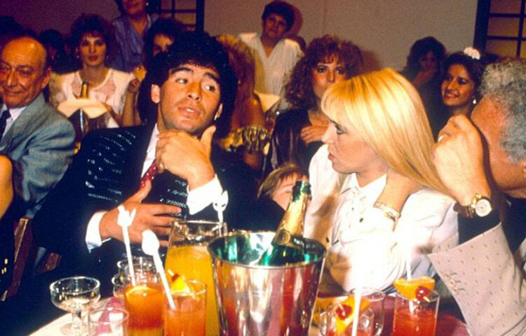 বর্ণময় ক্যারিয়ারে মুখোমুখি হয়েছেন আর্থিক সমস্যারও। ইটালি সরকারের অভিযোগ, সে দেশে বহু অঙ্কের কর মারাদোনা ফাঁকি দিয়েছেন।