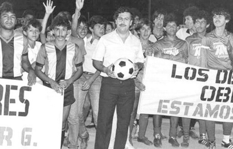 শারীরিক বা আর্থিক কোনো সমস্যাই মারাদোনাকে বিতর্ক থেকে দূরে সরিয়ে রাখতে পারেনি। কলম্বিয়ার কুখ্যাত মাদক মাফিয়া পাবলো এসকোবারের সঙ্গে তিনি পার্টি করেছিলেন জেলের ভিতরেই। হাজির ছিলেন বহু সঙ্গিনীও। মারাদোনার অবশ্য দাবি ছিল, ফুটবলপ্রেমী এসকোবারের অন্য পরিচয় তিনি জানতেন না।