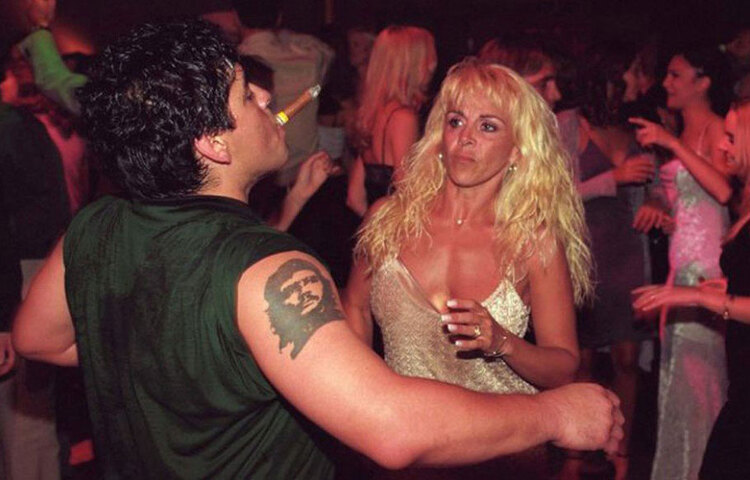 বর্ণময় জীবন গত ২ বছর ঘন ঘন বিধ্বস্ত হয়েছিল শারীরিক সমস্যায়। ২০১৯ সালের জানুয়ারি মাসে তার হার্নিয়া অস্ত্রোপচার হয়। ছিল লিভারে রক্তক্ষরণের সমস্যাও। চলতি বছরের নভেম্বরে তাঁর মস্তিষ্কে অস্ত্রোপচার করা হয়। সুস্থ হয়ে ফিরেছিলেন বাড়িতেও। কিন্তু আর ফিরতে পারলেন না চেনা জীবনের পুরনো ছন্দে।