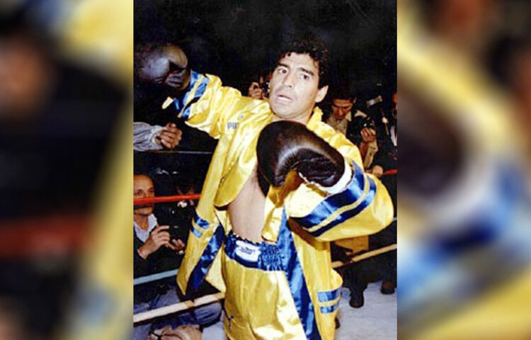 বাড়িতেই হৃদরোগে আক্রান্ত হয়ে প্রয়াত হন মারাদোনা। তবে ফুটবলপ্রেমীদের কাছে তিনি হারিয়েছেন শুধু চোখে। আর্জেন্টিনার জাতীয় টুপি মাথায় দেয়া ১৬ বছরের কিশোর এখনও রাজপুত্র হয়ে খেলে চলেছেন। তাকে ঘিরেই বেঁচে থাকে ফুটবলপাগল বাঙালির রূপকথার নটেগাছ।