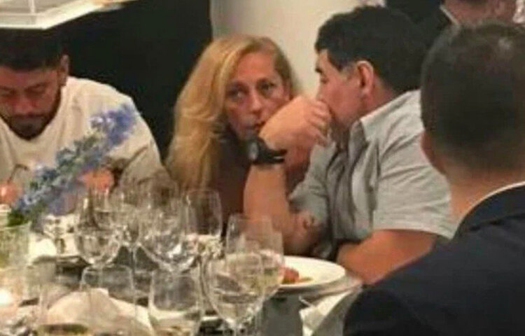 দীর্ঘ দিনের প্রেমিকা এবং পরবর্তীতে স্ত্রী ক্লোদিয়ার সঙ্গে বিয়ে ভাঙার সময় মারাদোনা স্বীকার করেন ইটালির ক্লাবে খেলার সময় স্থানীয় তরুণী ক্রিস্টিনা সিনাগ্রার সঙ্গে সম্পর্কের ফসল দিয়েগো সিনাগ্রা। বাবার নাম এবং মায়ের পদবি নিয়ে বড় হওয়া এই তরুণ নিজেও এক জন ফুটবলার। জন্মের ১৯ বছর পরে দিয়েগো সিনাগ্রা তার বাবাকে প্রথম চাক্ষুষ দেখেছিলেন গল্ফের মাঠে।