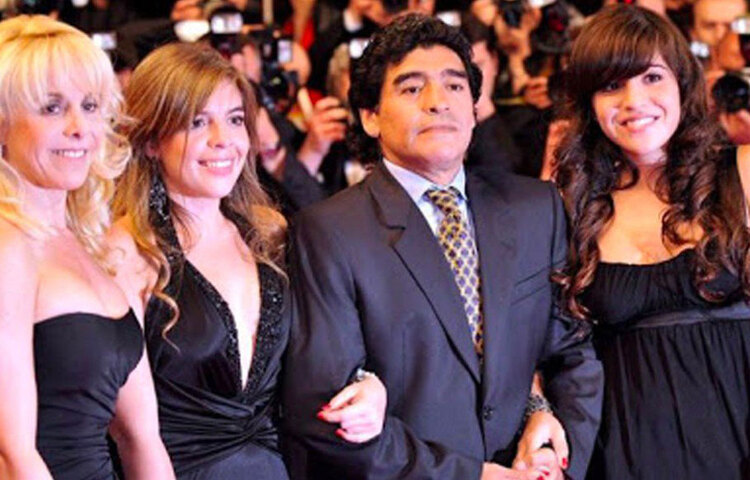 বিচ্ছেদের পরেও প্রাক্তন স্ত্রী ক্লোদিয়া, দুই মেয়ে ডালমা এবং জিয়ানিন্নাকে প্রায়ই দেখা গিয়েছে ম্যারাডোনার সঙ্গে। ২০০৯ সালে জিয়ান্নিনার সন্তানই তাকে দাদু হওয়ার আনন্দ উপহার দেয়।