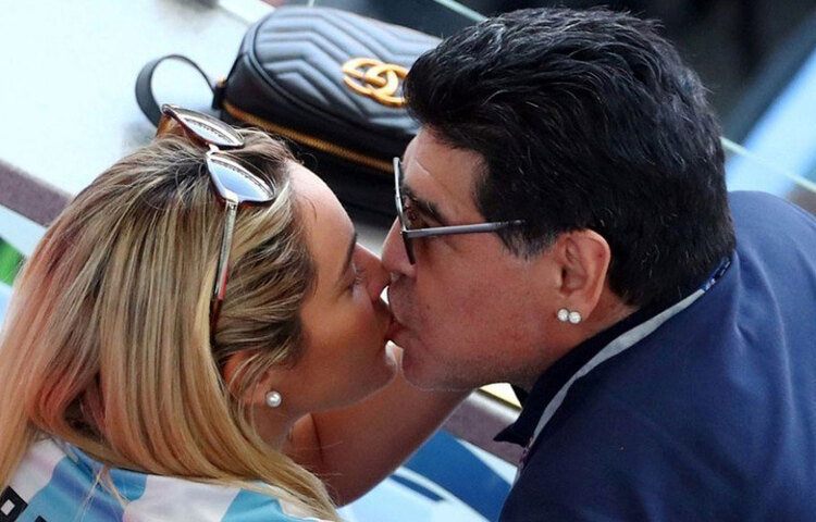 শুধু বিয়ের বাইরে সম্পর্কই নয়। আটের দশকে ইটালিতে থাকাকালীন আরও এক বিতর্ক তার সঙ্গী হয়। শোনা যায়, সে সময়েই তিনি মাদকাসক্ত হয়ে পড়েন। তবে মাদক সেবন নাকি তিনি শুরু করেছিলেন স্পেনে, বার্সেলোনা ক্লাবের হয়ে খেলার সময়। মাদকাসক্তির প্রভাব এড়িয়ে যেতে পারেনি তার ক্যারিয়ার। ১৯৯১ সালে মাদক সেবনের দায়ে তাকে ১৫ মাসের জন্য নির্বাসিত করে নাপোলি। ১৯৯৪ সালে আমেরিকায় ফুটবল বিশ্বকাপের অন্যতম অধ্যায় হয়ে দাঁড়ায় নিষিদ্ধ মাদক সেবনের জন্য ফুটবলের রাজপুত্রের দেশে ফিরে যাওয়া।