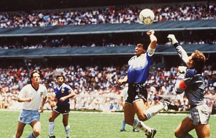 তবে মারাদোনার ১৯৮৬ বিশ্বকাপ অভিযানের কাছে বাকি সব কিছু মলিন। ইংল্যান্ডের বিরুদ্ধে কোয়ার্টার ফাইনালে তার ‘ঈশ্বরের হাত’ দিয়ে করা গোল ছাড়া বিশ্বকাপের ইতিহাস অসম্পূর্ণ।