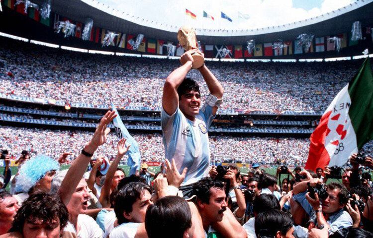 চিরবিতর্কিত সেই গোলের ঠিক ৪ মিনিটের মাথায় এসেছিল আজীবন বন্দিত আর এক পায়ের জাদু। ব্রিটিশ ডিফেন্ডারদের কাটিয়ে গোলরক্ষক পিটার শিলটনকে হতভম্ব করে সেই গোল। ফুটবলপ্রেমীরা চোখ বন্ধ করে এখনও দেখতে পান বলটা গোলের জাল জড়িয়ে পড়ে আছে।