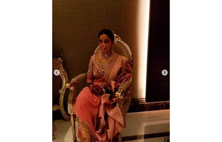 মারাঠি রীতি নীতি মেনে বিয়ের পিঁড়িতে বসলেন নেহা পেনসে। চিরাচরিত নভরি শাড়িতে সেজে, খোপা ফুল দিয়ে সাজিয়ে, নাকে মারাঠি নোলক পরে ছাদনাতলায় যান নেহা।