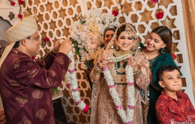 নাজমুন মুনিরা ন্যানসি: চলতি বছর তৃতীয় বিয়ে করেন কণ্ঠশিল্পী নাজমুন মুনিরা ন্যানসি। গীতিকবি মহসীন মেহেদীকে বিয়ে করেন তিনি। ছবি: সংগৃহীত