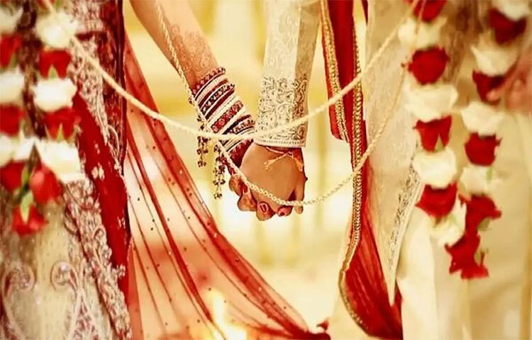 ‘জীবনের চড়াই-উৎরাইতে যদি কোনো ভুল করে ফেলি, পাশে থাকবে তো?’ পুরো পৃথিবী যদি কখনও বিপক্ষে চলে যায়, একজন মানুষ অন্ধভাবে বিশ্বাস করে ও ভালোবেসে পাশে থাকবে আপনার, পৃথিবীতে এর চাইতে সুন্দর আর কিছুই হতে পারে না। এর চাইতে বেশি নিরাপদও না। ছবি: সংগৃহীত