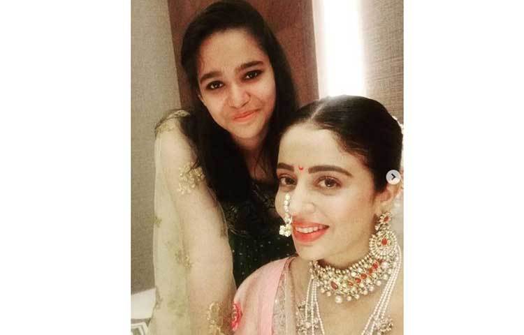 মারাঠি নভরি শাড়িতে সেজে বিয়ের পিঁড়িতে বসেন টেলিভিশনের জনপ্রিয় অভিনেত্রী তথা বিগ বসের প্রাক্তন প্রতিযোগী।