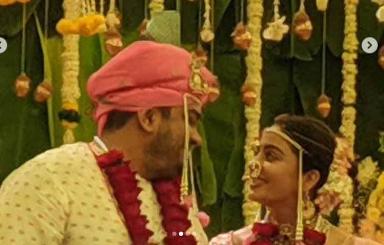 বিয়ের দিন একে অপরের চোখের দিকে তাকিয়ে যেন হারিয়ে গেলেন নেহা পেনসে এবং শার্দুল ব্যাস।