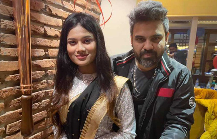 হাবিব ওয়াহিদ: এবছরের শুরুতেই বিয়ের খবর দেন সংগীতশিল্পী হাবিব ওয়াহিদ। ১২ জানুয়ারি আফসানা চৌধুরী শিপাকে বিয়ে করেন তিনি। এটি তার তৃতীয় বিয়ে। হাবিবের স্ত্রী শিপা ইডেন মহিলা কলেজের মার্কেটিং বিভাগের ছাত্রী। ছবি: সংগৃহীত