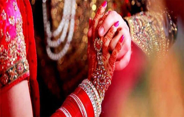 প্রথম প্রশ্নটি হচ্ছে তুমি আমাকে কেনো ভালোবাসো? এই প্রশ্নটা সাধারণত কেউই করেন না। কিন্তু এটাই সবচাইতে জরুরি প্রশ্ন। কেনো ভালোবাসেন তিনি আপনাকে? প্রথম জবাব যদি হয়- ‘তুমি অনেক সুন্দর’ তাহলে দ্বিতীয়বার ভাবুন। একজন মানুষ অনেক সুন্দর বলে তাকে ভালোবাসা আর যাই হোক সততার পর্যায়ে পড়ে না। তাহলে সময়ের সঙ্গে সৌন্দর্য চলে গেলে ভালোবাসাও ফুরিয়ে যাবে। ছবি: সংগৃহীত